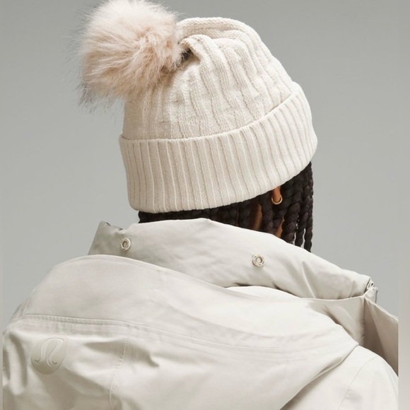 NWT Lululemon Women’s Cable Knit Pom Beanie Natural Ivory - Picture 2 of 4